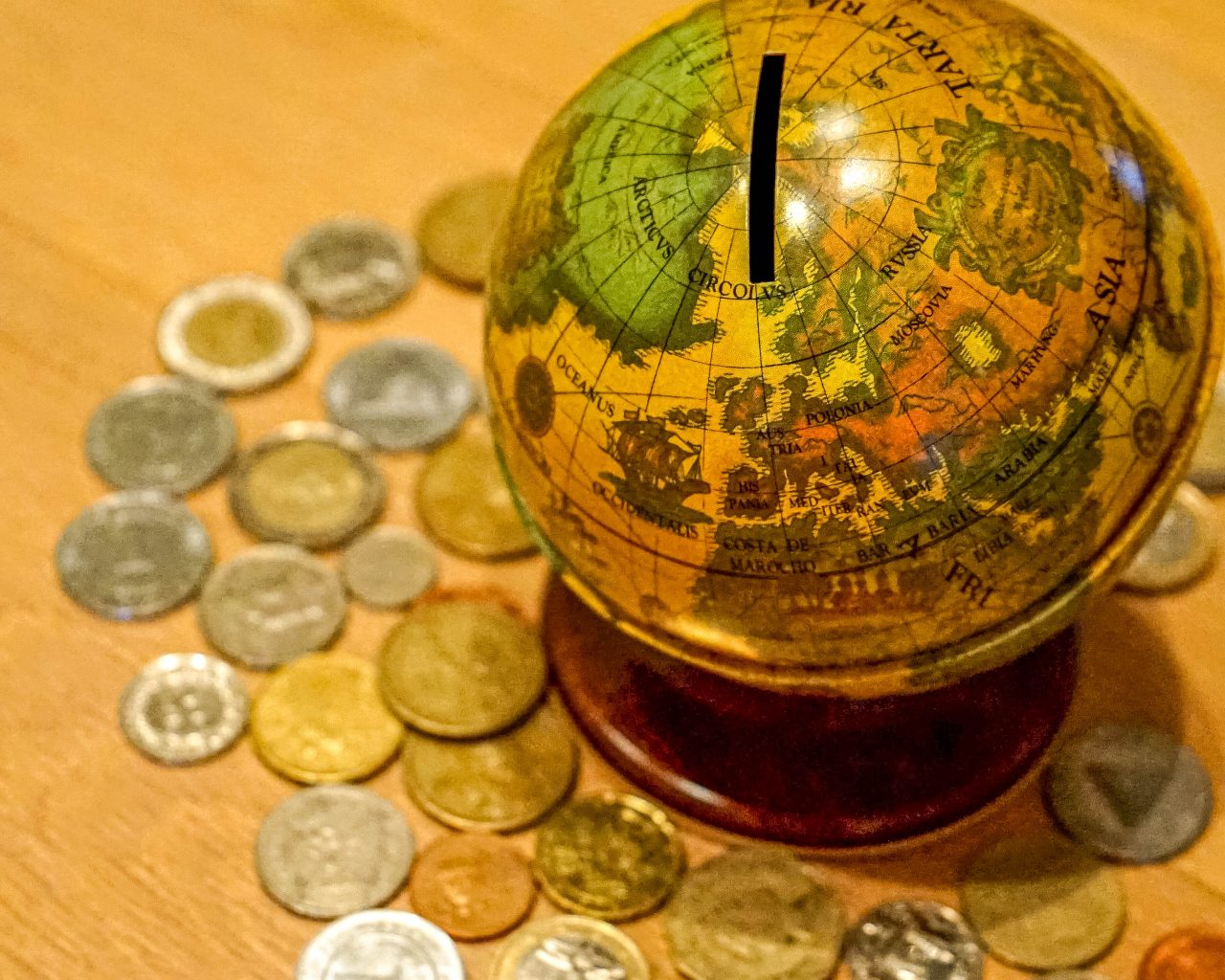 geld-verschillende-valuta-wereldbol