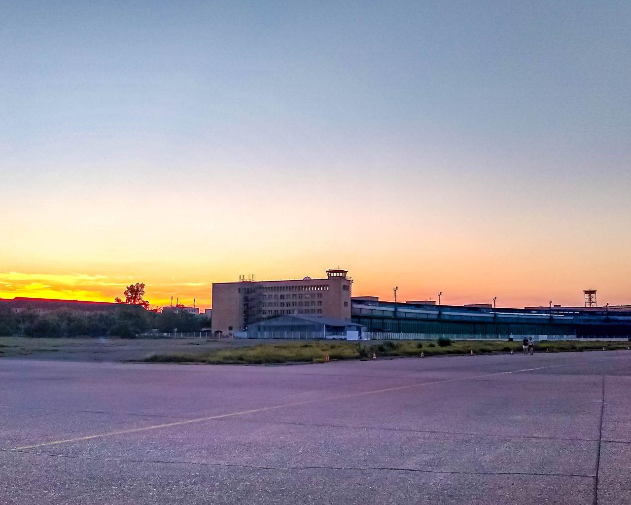 Onbekende-bezienswaardigheden-Berlijn-Tempelhofer-Field-zonsondergang