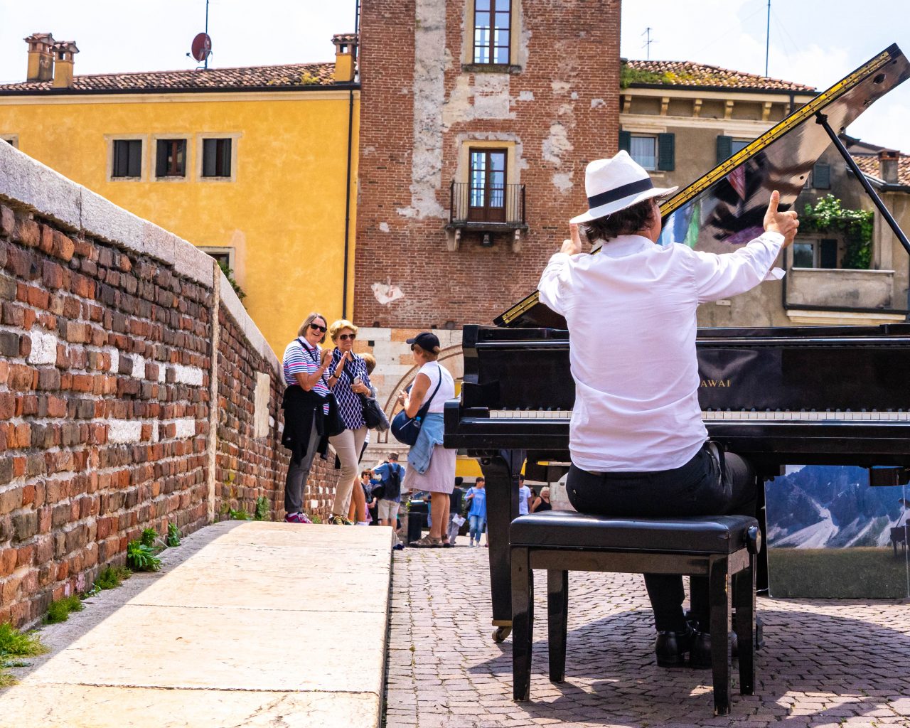 Verona-Italie-Ponte-Pietra-pianist