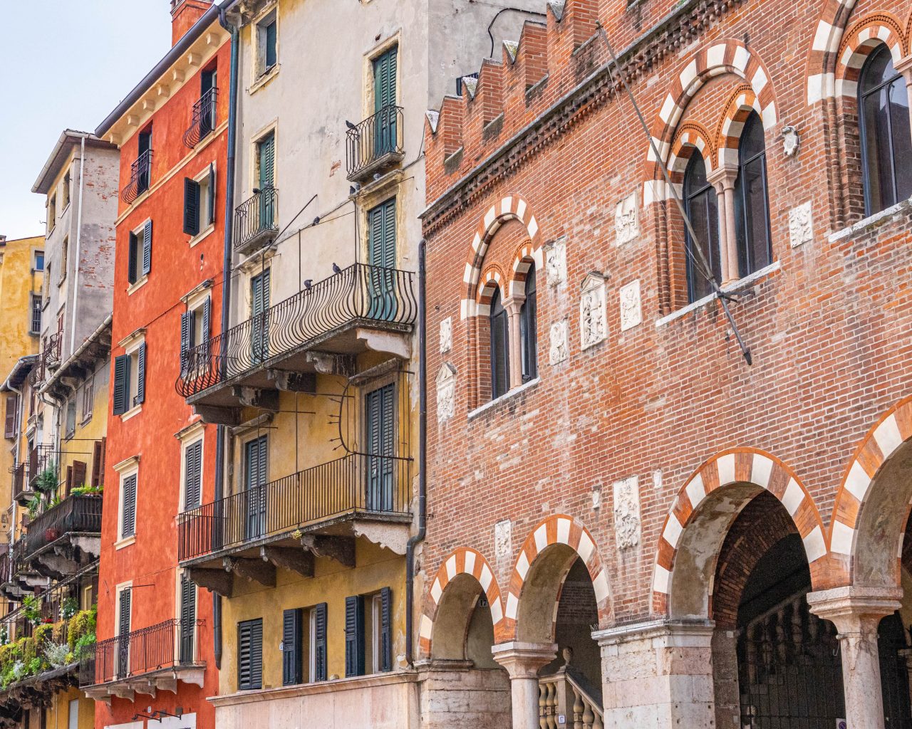Verona-Italië-Piazza-delle-Erbe-kleurrijke-huizen