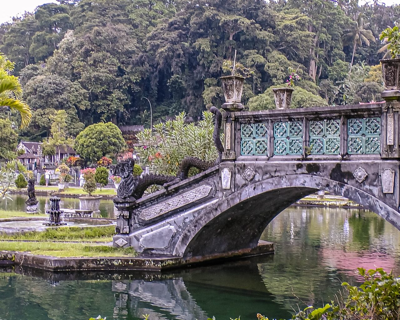 Hidden-gems-Bali-Tirta-Gangga-brug
