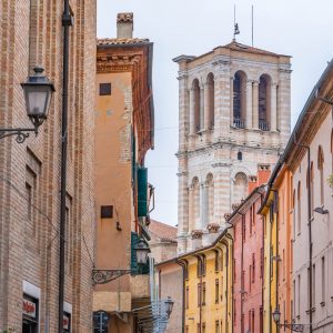 Ferrara-bij-Bologna-kleurrijk-straatje