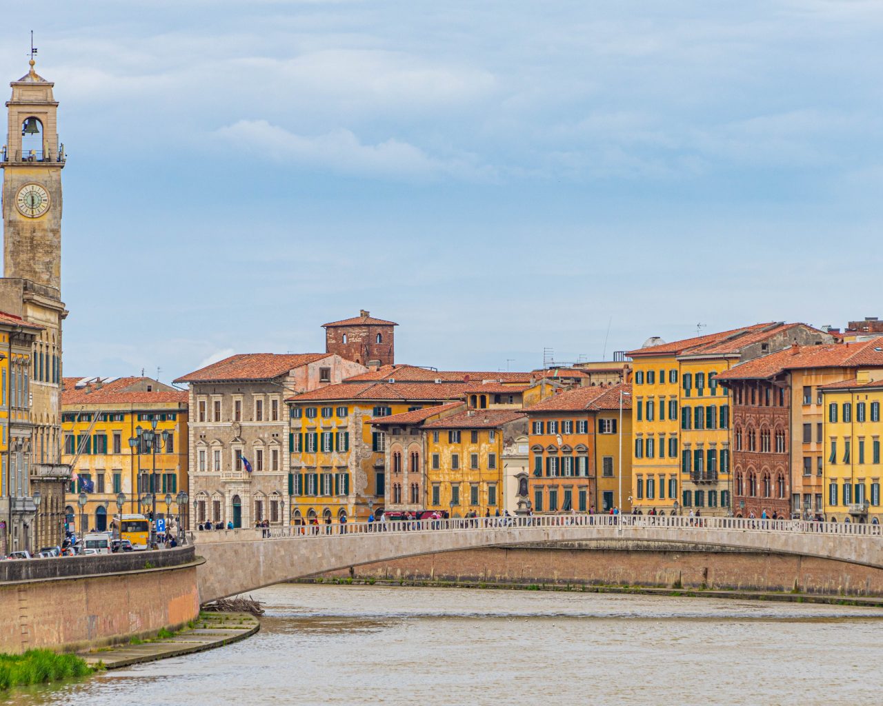 Straat-aan-rivier-Pisa