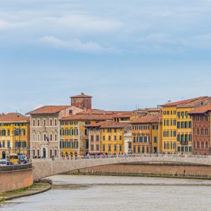 Straat-aan-rivier-Pisa