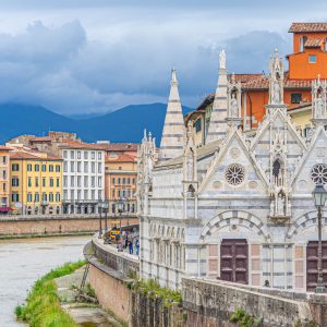 Kerk-aan-rivier-in-Pisa