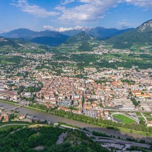 Trento-uitzicht-vanaf-berg-met-kabelbaan