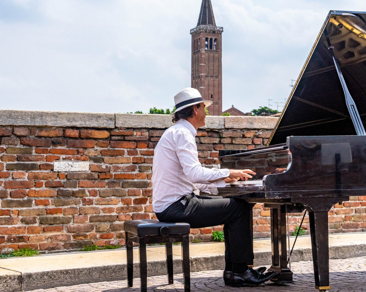 Pianospeler-op-brug-in-Verona