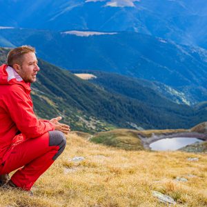 Dan-met-bergmeer-op-achtergrond