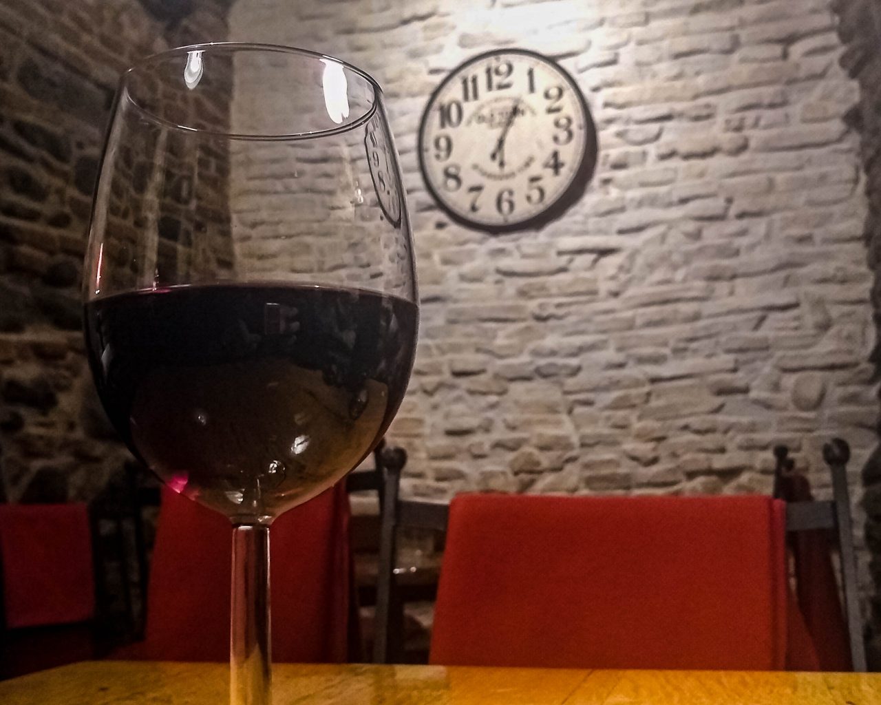 rode-wijn-glas-Weinkeller-Sibiu