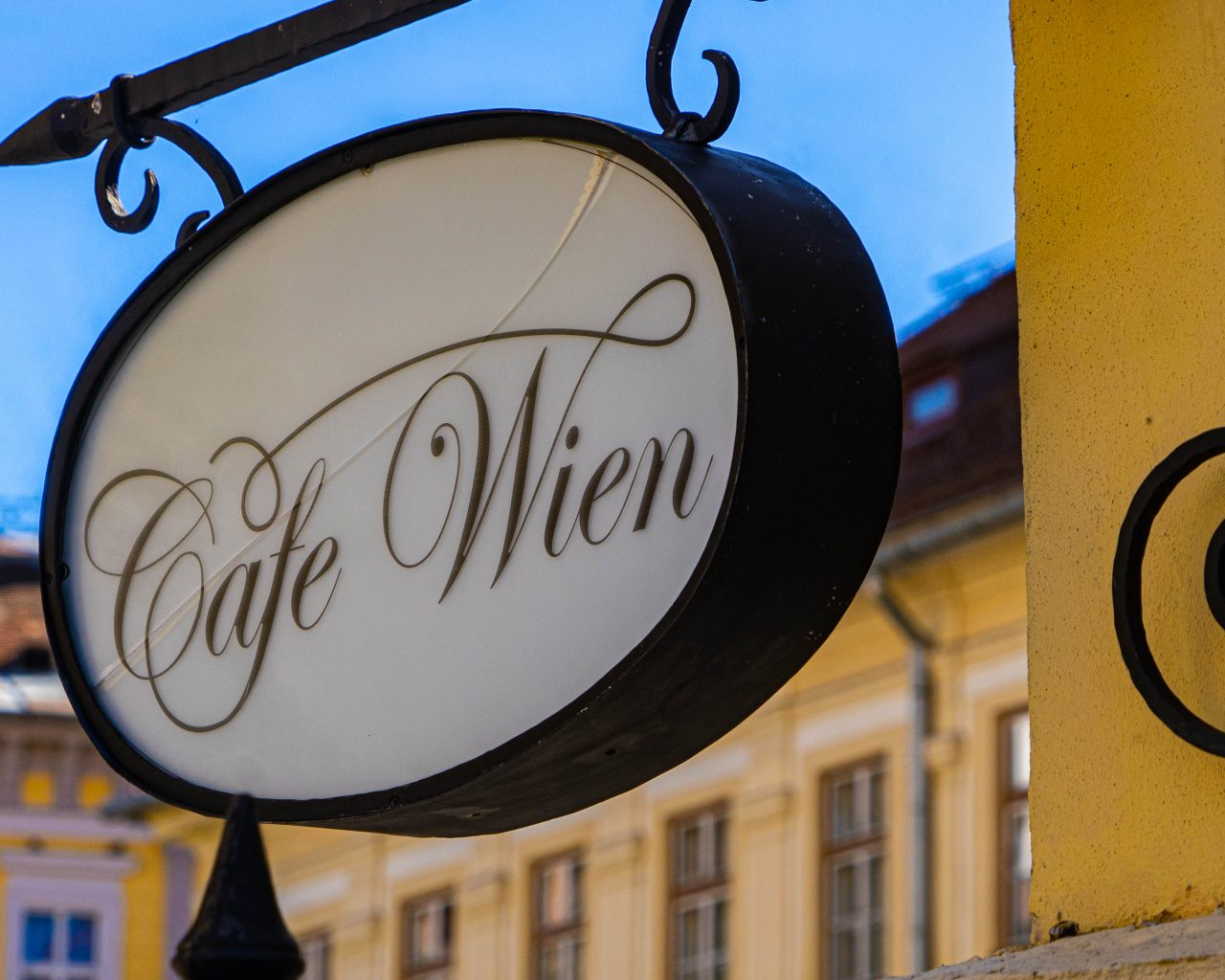 Cafe-Wien-uithangbord-in-Sibiu