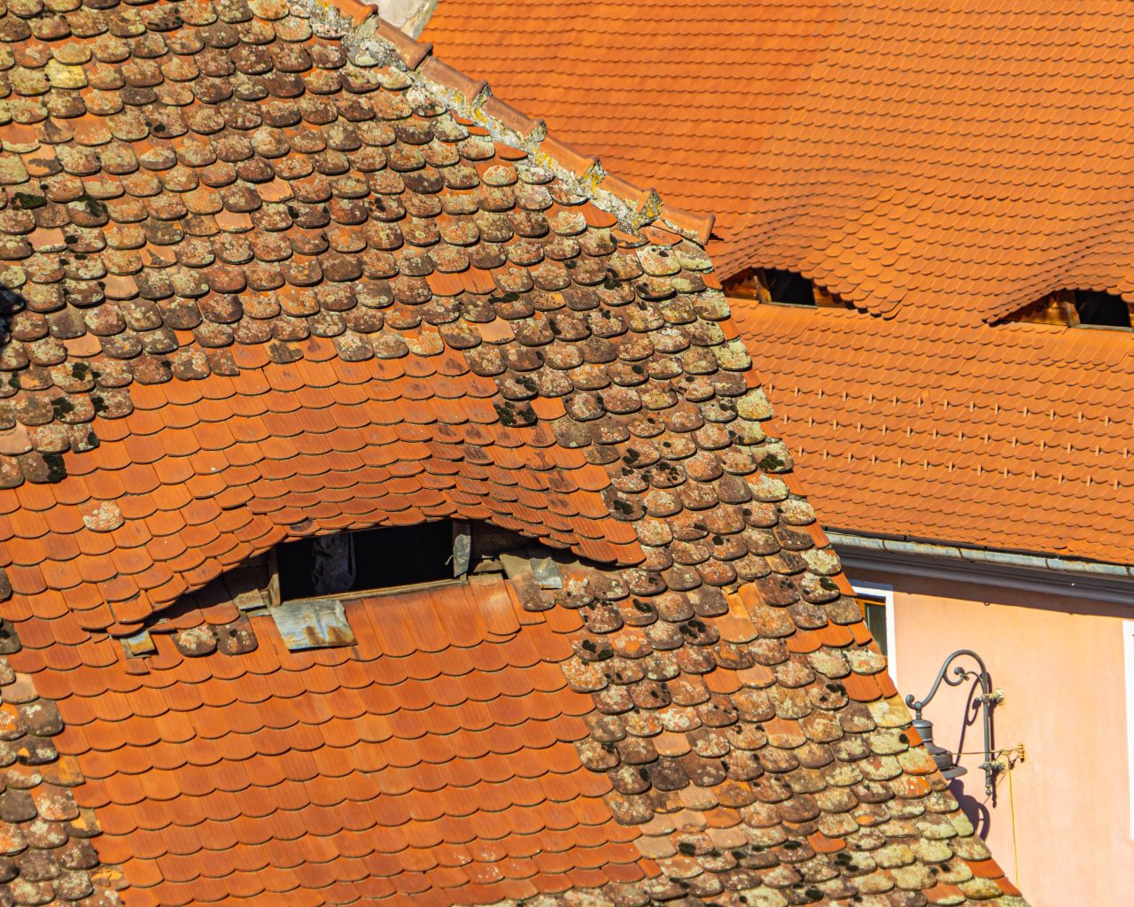 Uitzicht-op-daken-met-ogen-Sibiu-vanaf-Cafe-Wien