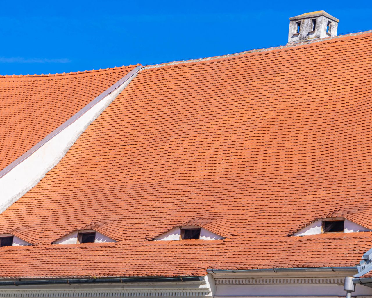 Daken-met-ogen-blauwe-lucht-Sibiu