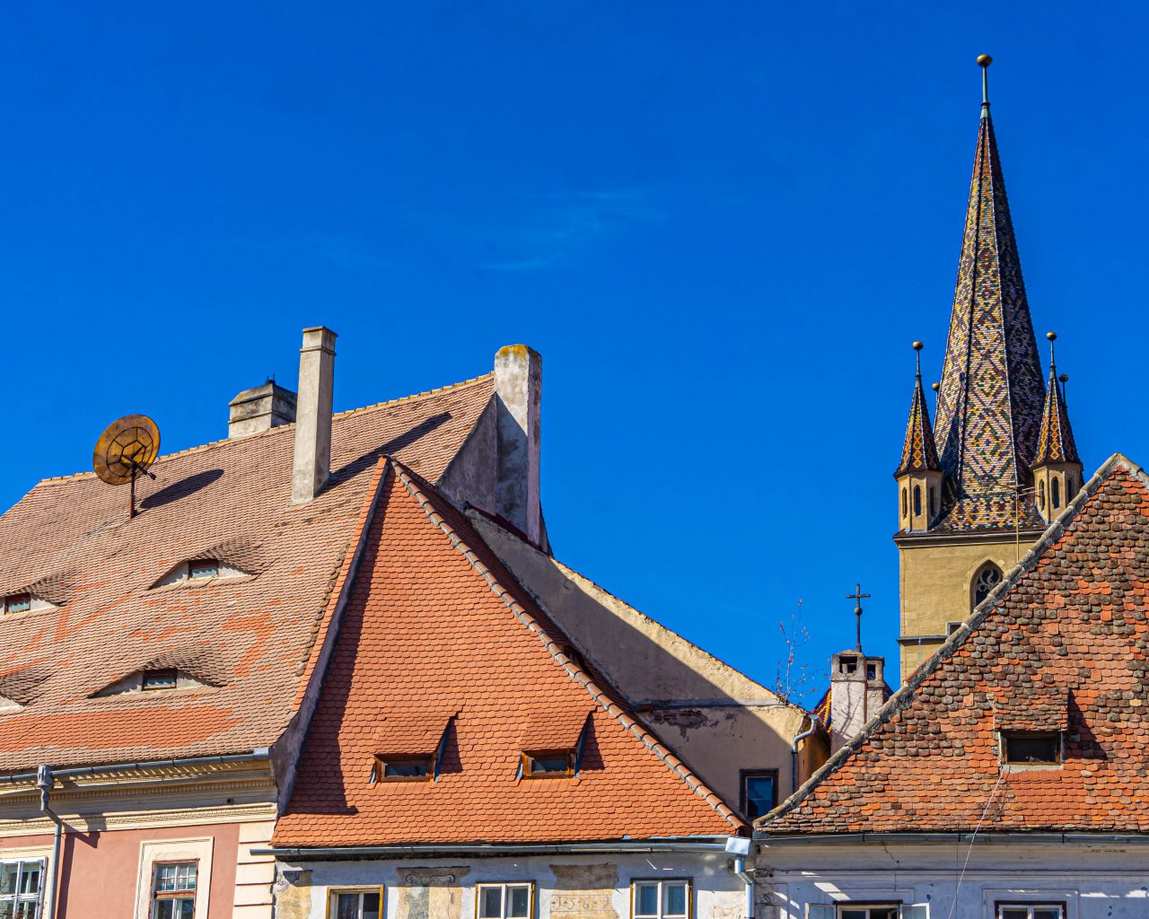 Daken-met-ogen-Sibiu-en-kerktoren-kathedraal