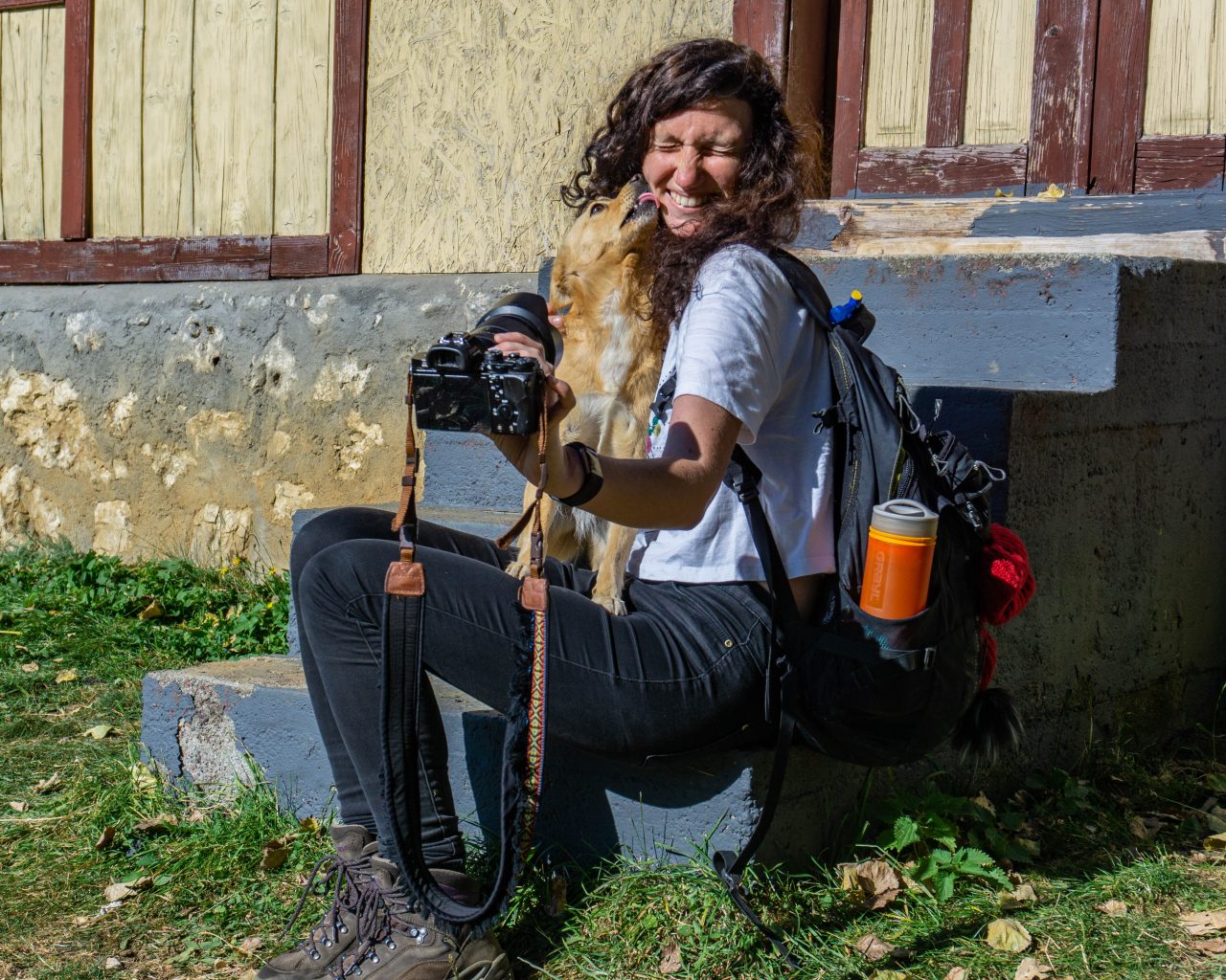 Hond-geeft-kusje-Jessica-Transsylvanië