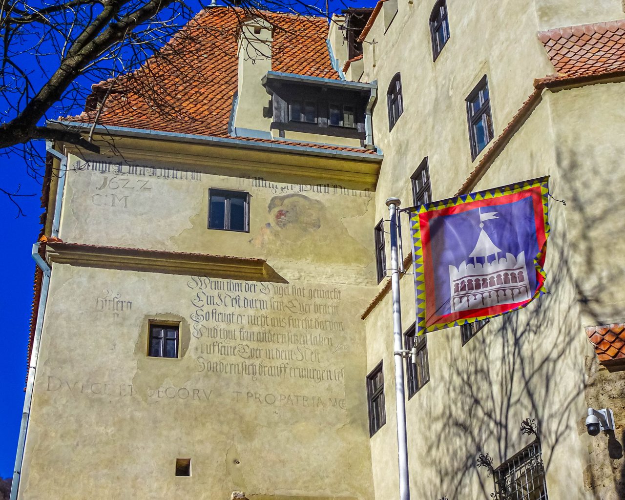 Entree-kasteel-bran-met-vlag