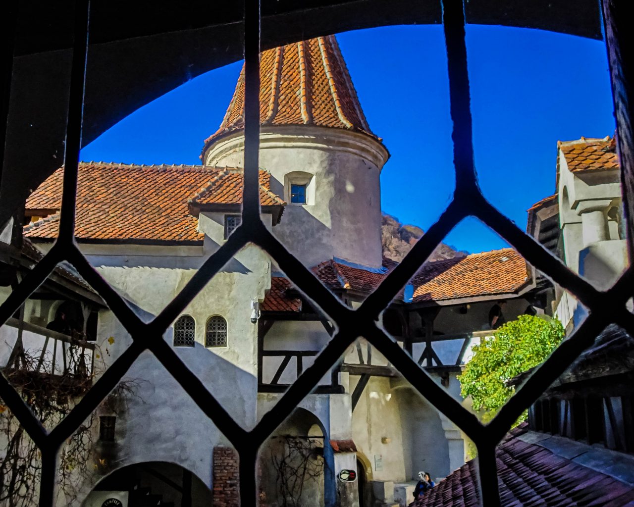 Kasteel-bran-door-raam-gezien