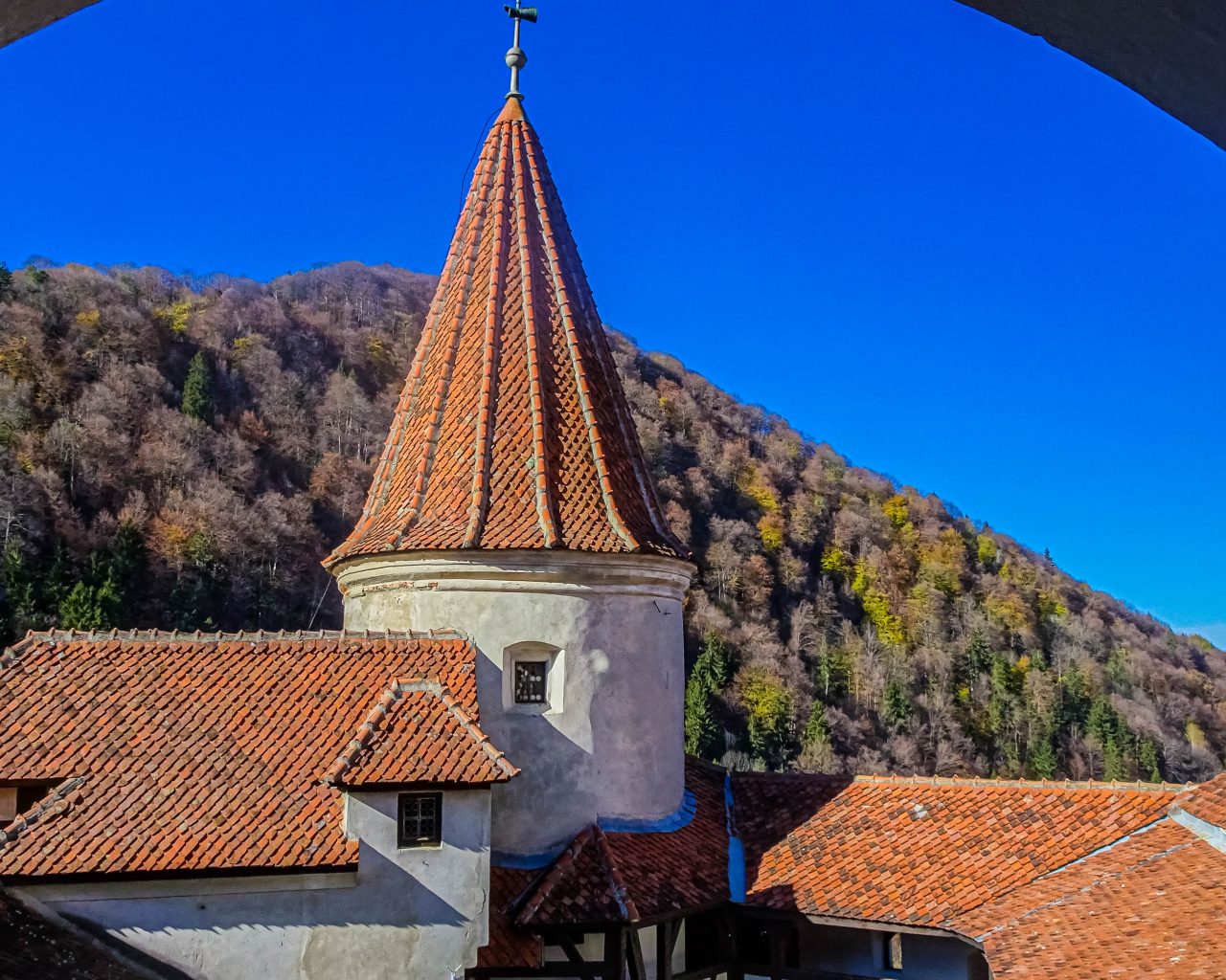 Toren-kasteel-bran-met-blauwe-lucht