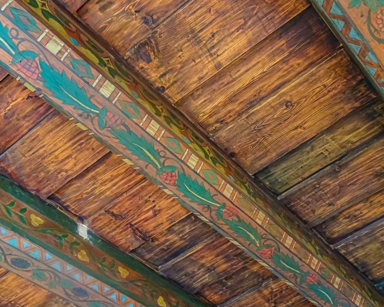 Houten-plafond-beschilderd-Bran-kasteel