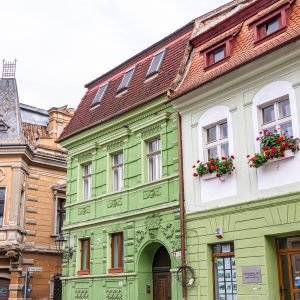 Brasov-straat-gekleurde-huisjes