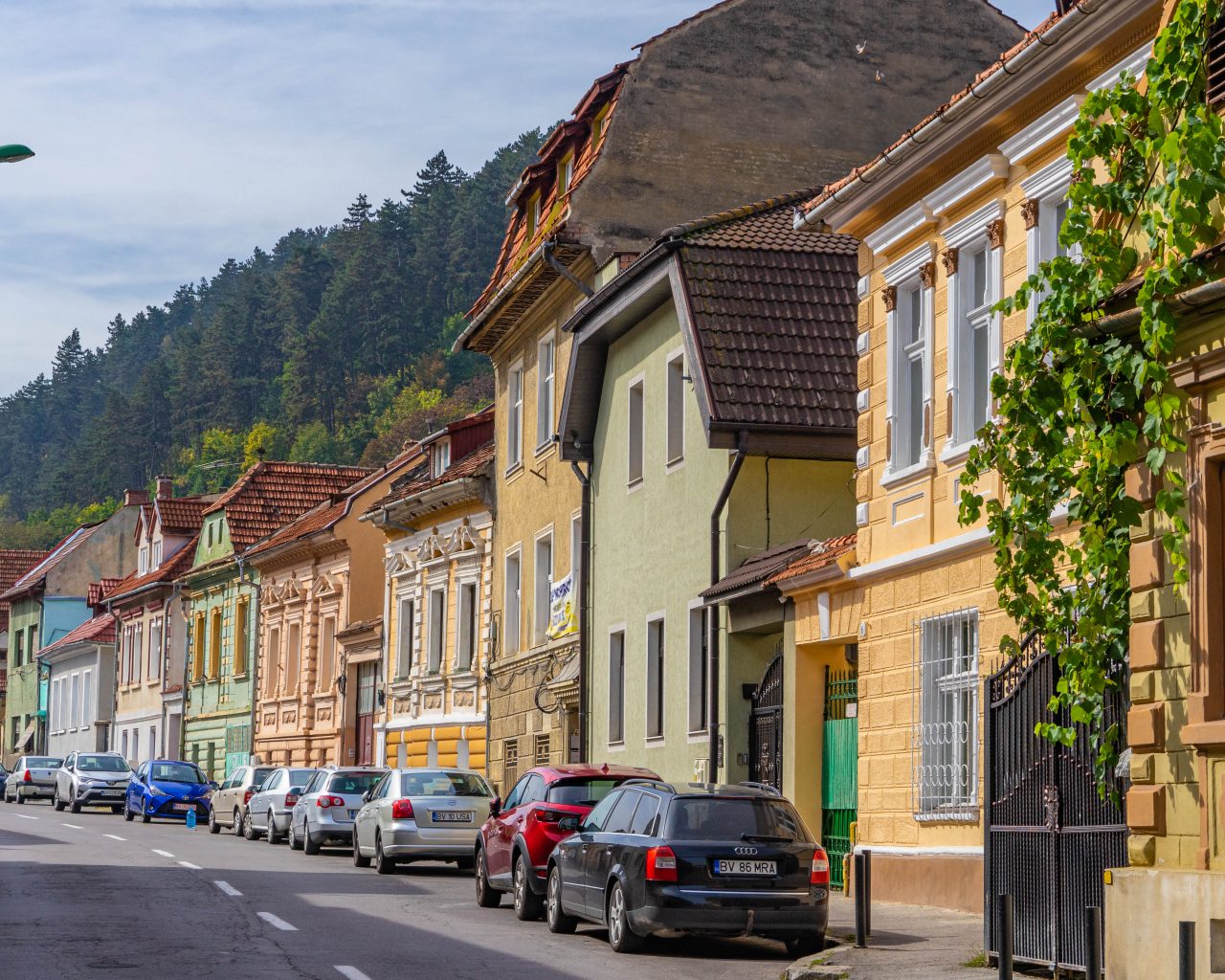 Gekleurde-huisjes-in-Roemeense-wijk-Brasov