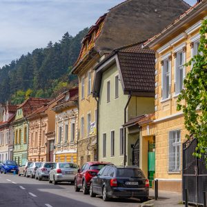 Gekleurde-huisjes-in-Roemeense-wijk-Brasov