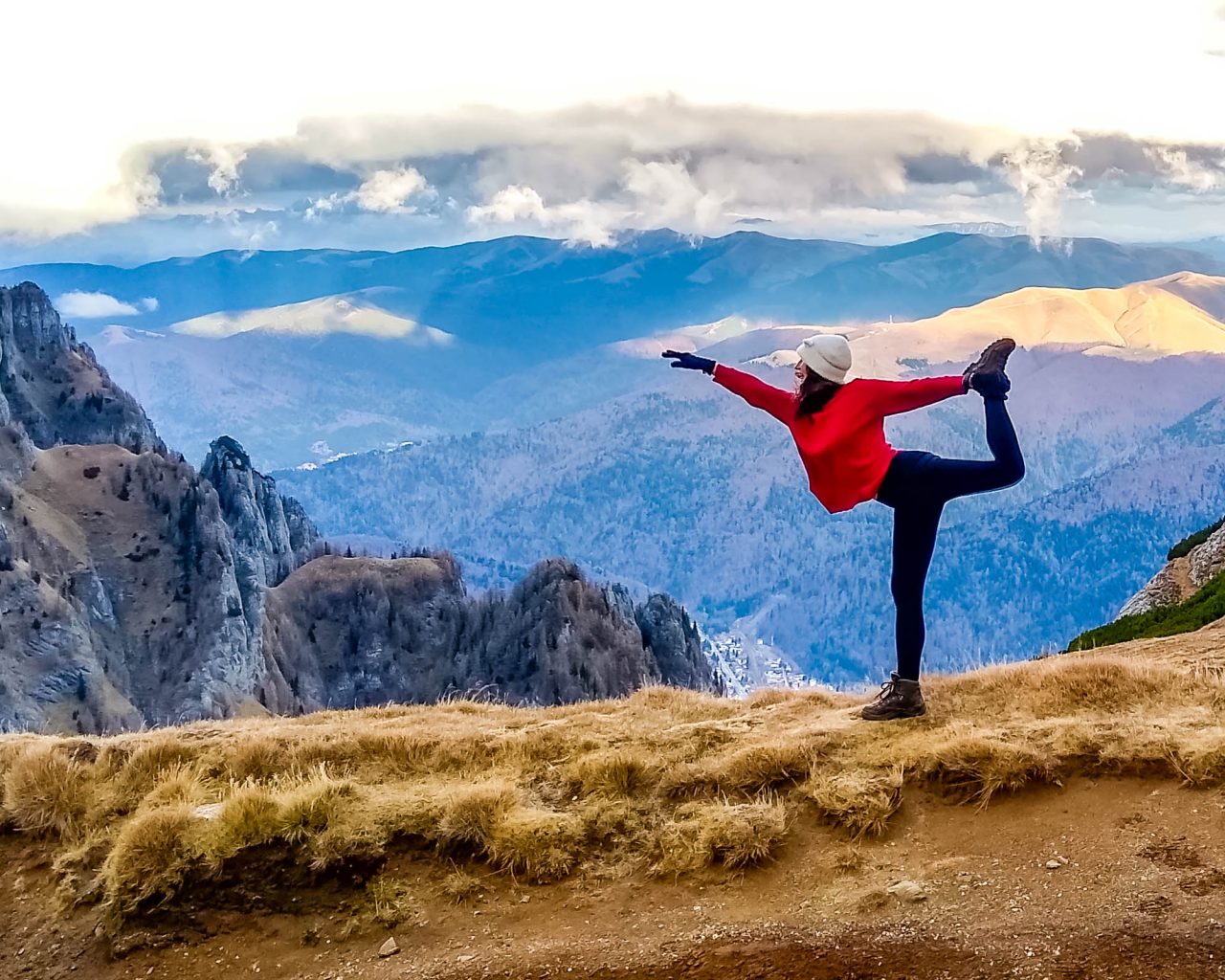 Jessica-yogapose-Bucegi-NP