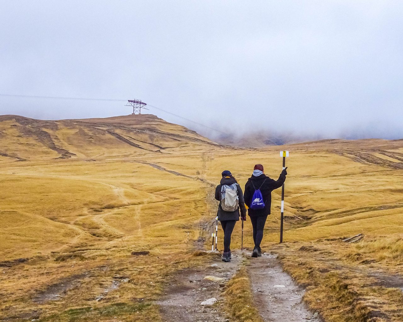 Wandelende-mensen-op-wandelpad-Bucegi