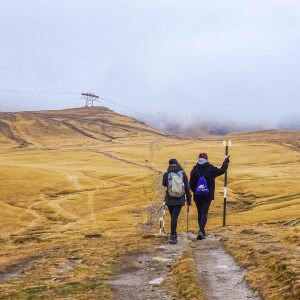 Wandelende-mensen-op-wandelpad-Bucegi