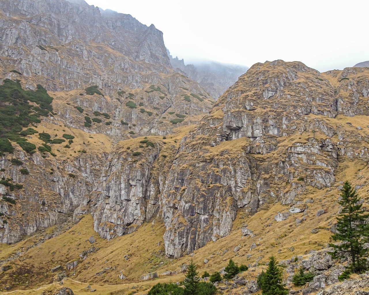 Omhoog-wandelen-naar-Omu-Cabana