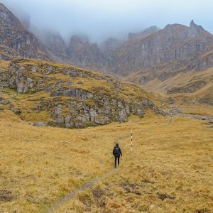 Wandelroute-Emma-omringd-door-bergen-met-mist
