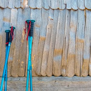 Wandelstokken-tegen-schuur-Buila