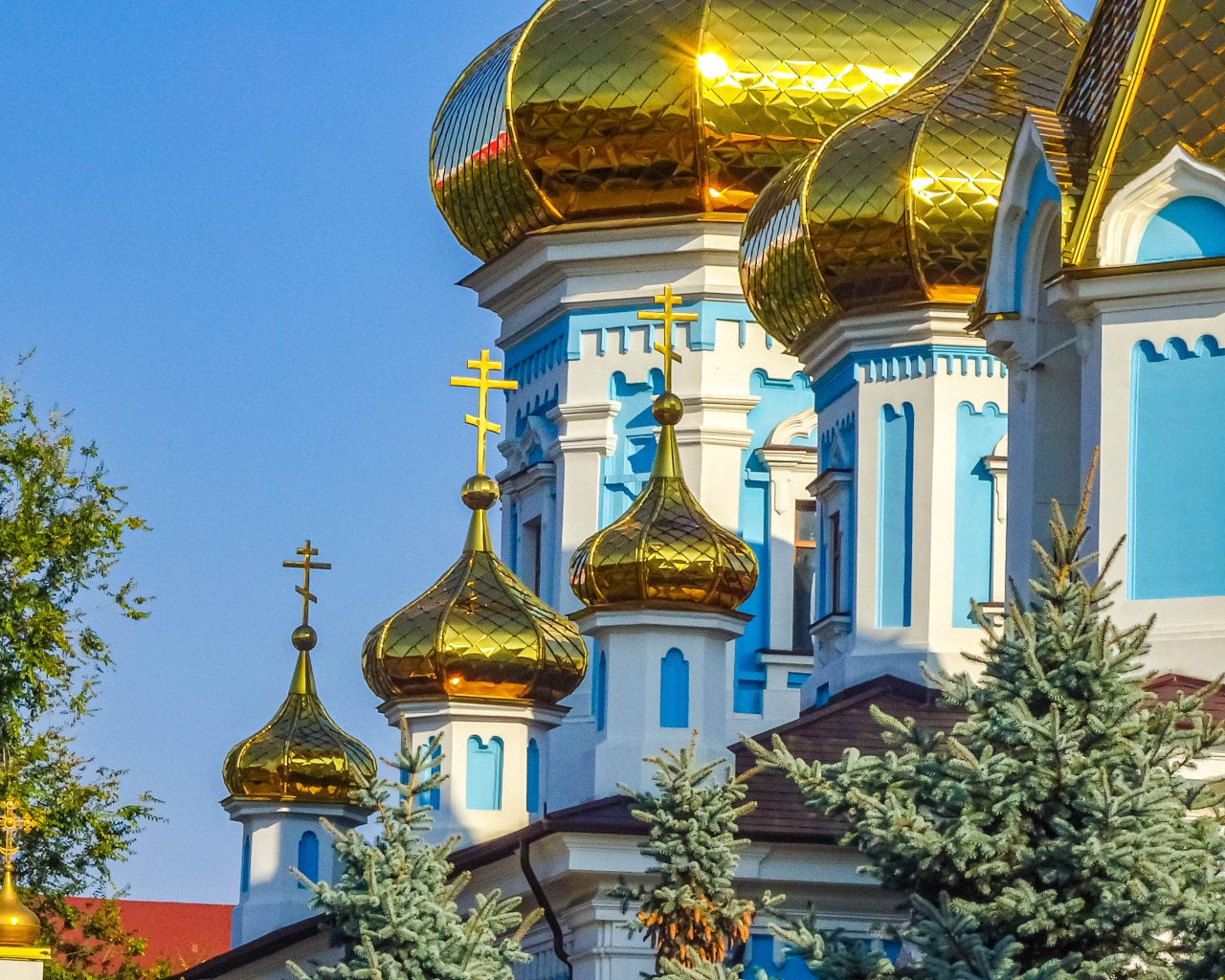 Zoom-in-op-blauw-klooster-met-gouden-koepels
