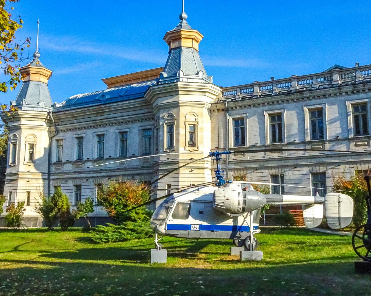 Oorlogshelikopter-in-tuin-van-museum-Chisinau