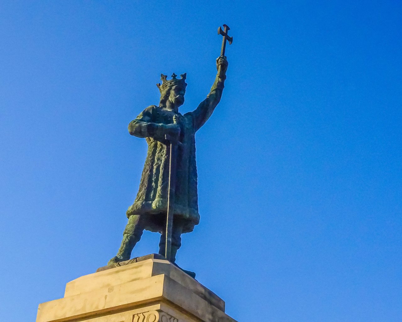 Standbeeld-Stefanus-de-Grote-met-blauwe-lucht