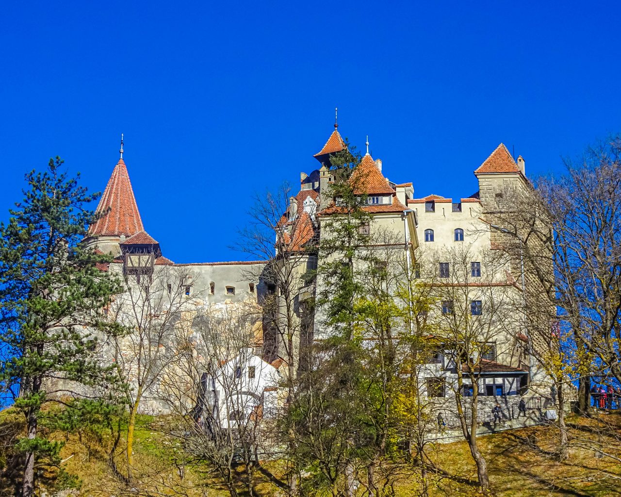 Kasteel-Bran-vanaf-straatkant