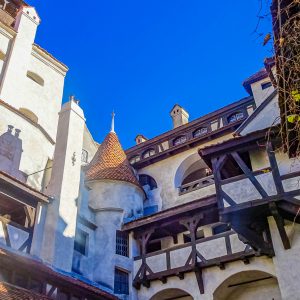 Uitzicht-vanaf-binnenplaats-Bran-Kasteel