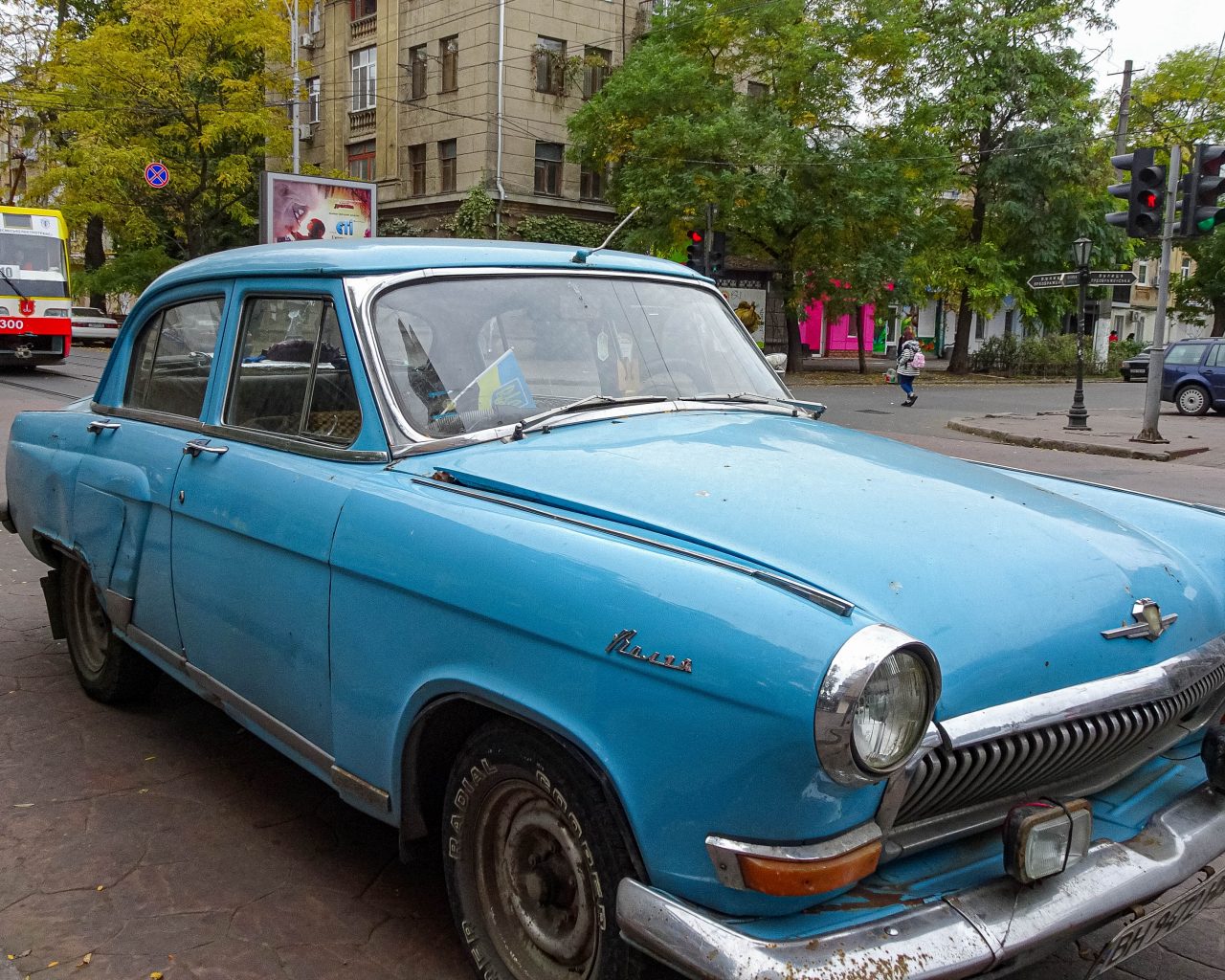 Blauwe-oude-auto-straat-Odessa