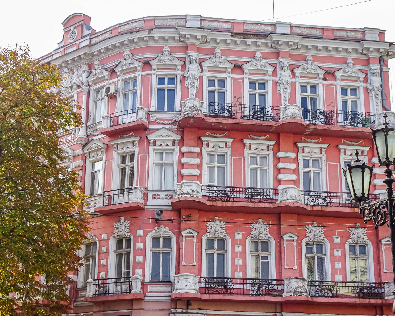 Rood-mooi-gebouw-in-Odessa