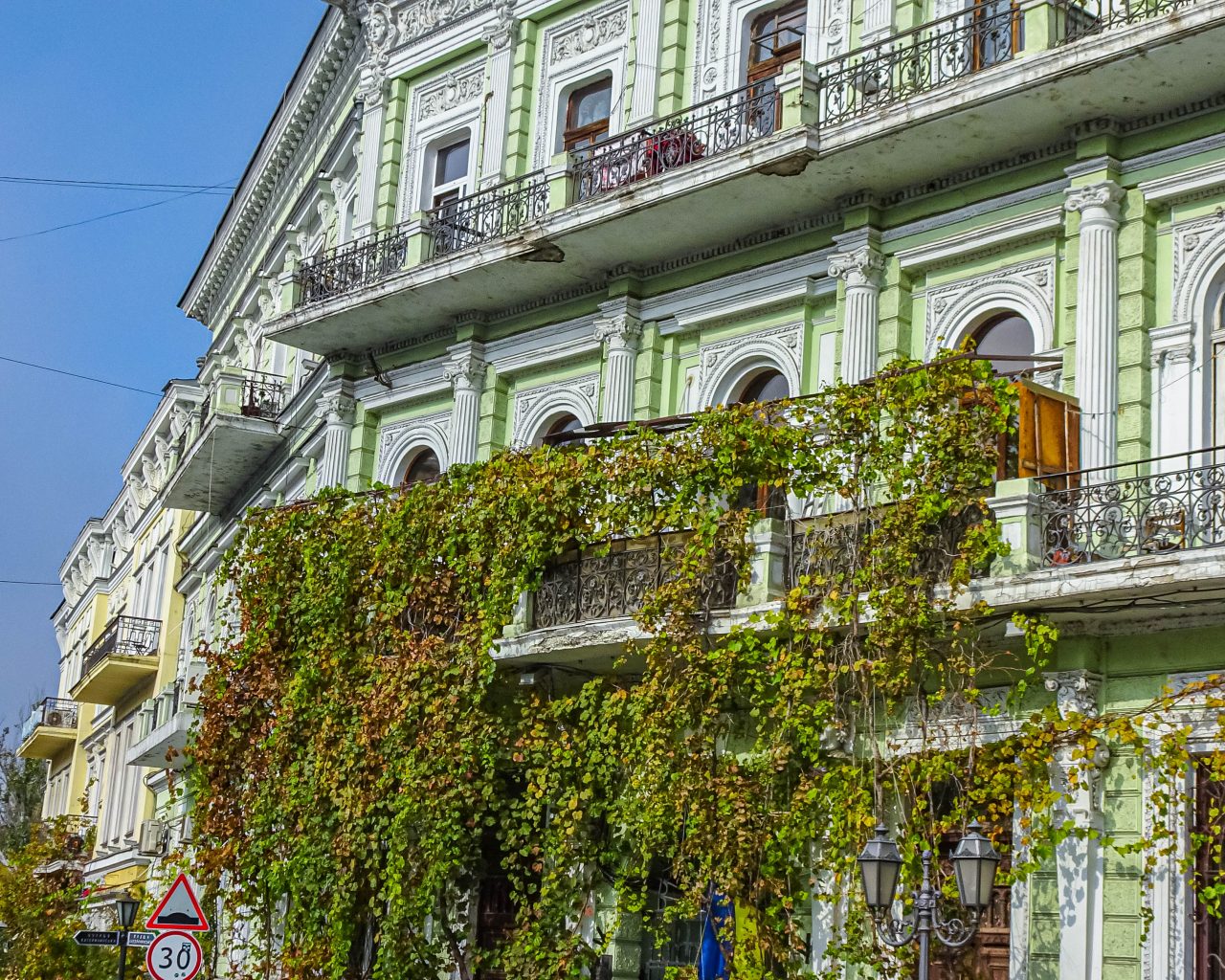 Groen-gebouw-in-Odessa-met-klimop