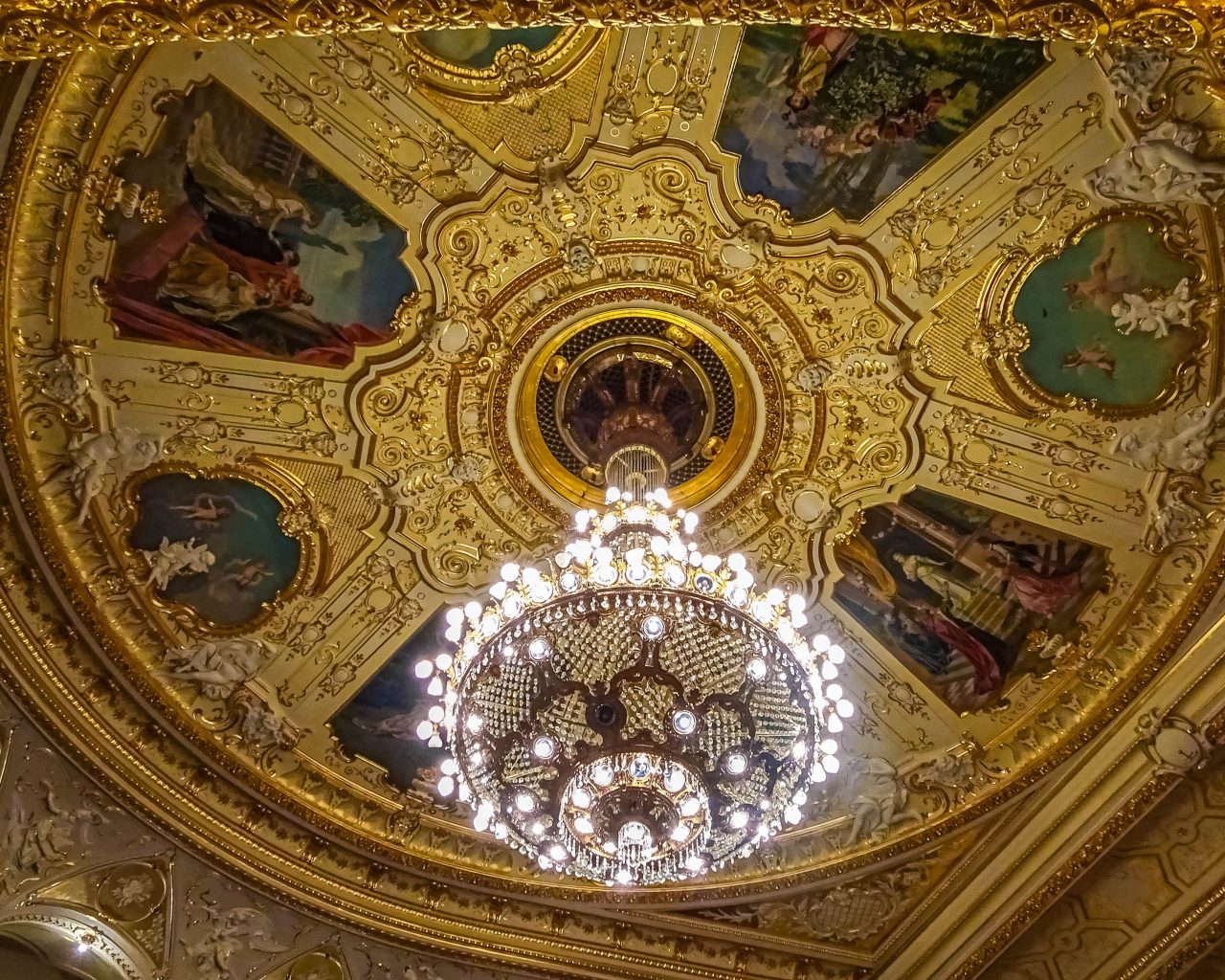 Plafond-theater-Odessa-met-kroonluchter