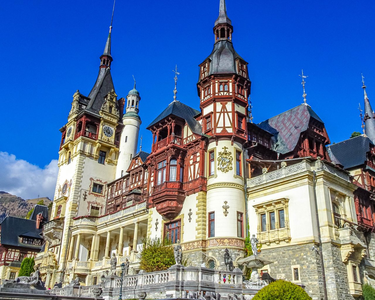 Closeup-Peles-kasteel-in-Sinaia