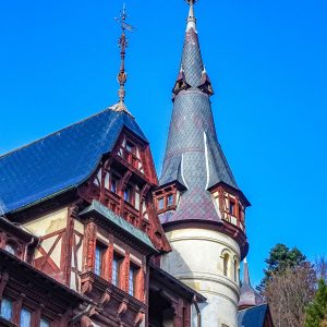 Toren-blauwe-lucht-Peles