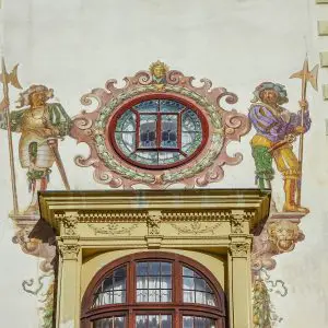 Kleurrijke-mannetjes-met-hakbijl-op-muur