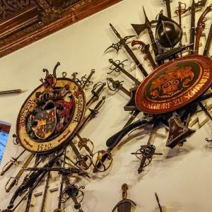 Armory-wapens-schilden-pistolen
