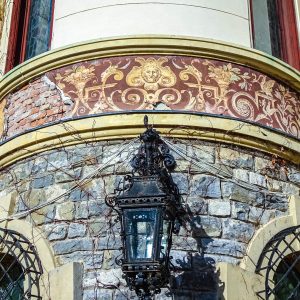 Lamp-versieringen-buitenkant-Peles-kasteel