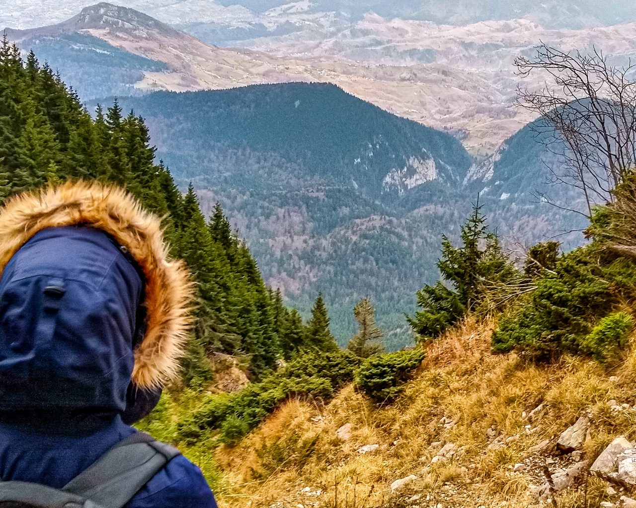 Jessica-met-winterjas-uitzicht-vanaf-Piatra-Craiului