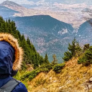 Jessica-met-winterjas-uitzicht-vanaf-Piatra-Craiului