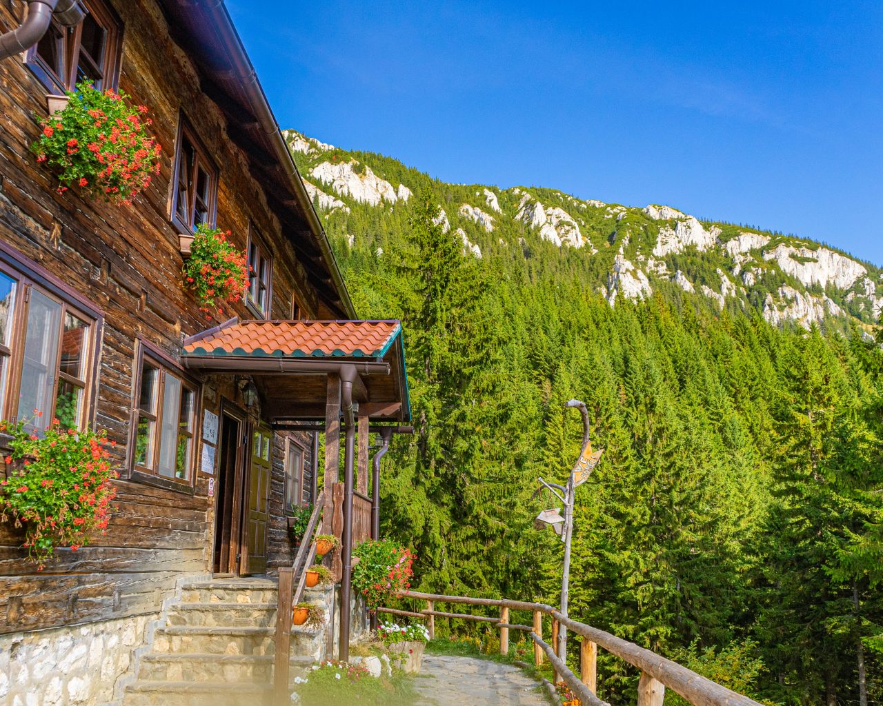 Cabana-Curmatura-in-Piatra-Craiului