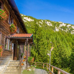 Cabana-Curmatura-in-Piatra-Craiului
