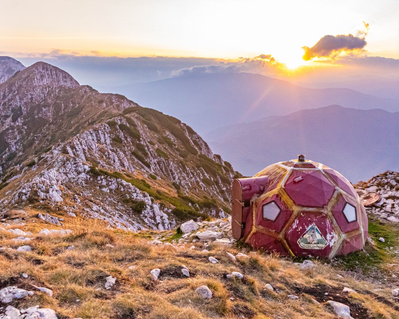 Refugiul-op-bergtop-Piatra-Craiului-tijdens-zonsondergang